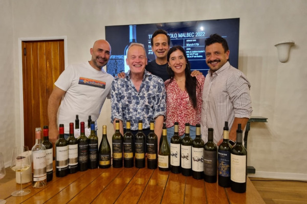 Tim Atkin degusta las nuevas cosechas de Trivento